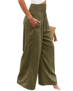 Detailansicht der olivgrünen Hose mit hoher Taille und gesmoktem Bund aus Baumwolle