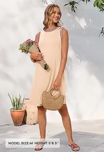 Detail einer beigen ärmellosen Mini-Kleid mit Angaben zu Modellgröße und Höhe.