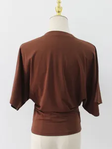 Vista posteriore dettagliata di una t-shirt marrone a maniche corte su un manichino