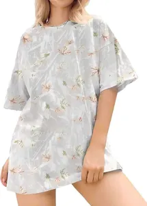 Gros plan d'un t-shirt blanc unisexe avec un imprimé floral 3D subtil de nature