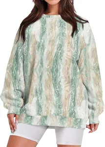 Dettaglio di una felpa oversize con stampa marmo da donna moderna in verde e bianco.
