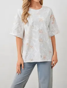 Détail d'un t-shirt à manches courtes unisexe avec un motif de feuilles en 3D.