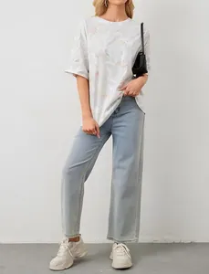 Vue complète d'un t-shirt unisexe blanc à imprimé feuilles et d'un jean bleu clair