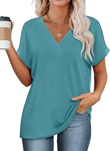 Detail van de turquoise zomertop met V-hals, opgerolde mouwen en zachte comfortabele stof