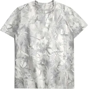 Vue détaillée d'un t-shirt unisexe à imprimé feuilles 3D dans des tons blancs et gris.