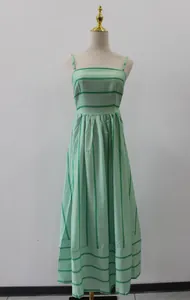 Detailansicht eines eleganten grün gestreiften Camisole-Maxikleides für den Sommer
