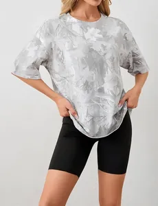 Vue détaillée du t-shirt unisexe à imprimé feuilles 3D gris et blanc avec short cycliste.