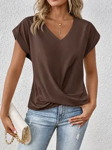 Detailansicht braunes Damen T-Shirt mit V-Ausschnitt und modischem Knotendetail.