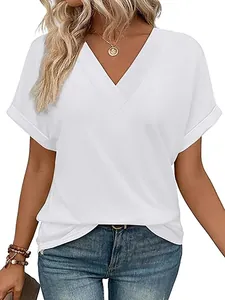 Detail van een witte zomerse top met V-hals en stijlvolle vleermuismouwen