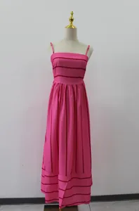 Elegantes rosa gestreiftes Maxi-Trägerkleid für den Sommerurlaub, auf Mannequin.