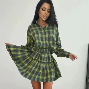 Détail d'un ensemble deux pièces à carreaux jaunes avec jupe à volants et chemise chic.
