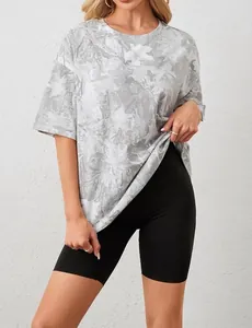 Gros plan d'un t-shirt unisexe à imprimé feuilles grises montrant le tissu et le motif