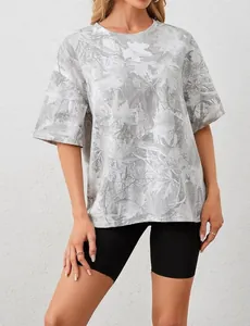 Vue détaillée de l'imprimé 3D feuille d'érable gris et blanc sur un t-shirt unisexe