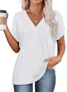 Focus op de V-hals en details van de vleermuismouwen van deze witte zomertop dames