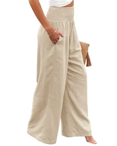 Detailansicht der khakifarbenen Damen-Baumwollhose mit weitem Bein und gesmokter Taille.