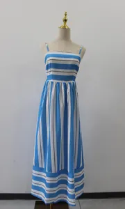 Blau-weiß gestreiftes Maxikleid mit Spaghettiträgern auf einer Schaufensterpuppe