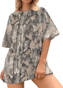 Vue détaillée de l'imprimé camouflage forêt 3D sur un t-shirt unisexe ample