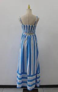 Rückansicht eines eleganten blau-weiß gestreiften Camisole-Maxikleides auf der Schaufensterpuppe