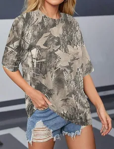 Gros plan détaillé sur le motif camouflage feuilles 3D d'un t-shirt unisexe à manches courtes