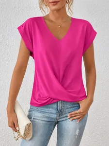 Detailansicht des eleganten fuchsiafarbenen V-Ausschnitt T-Shirts mit Twist-Knoten-Saum