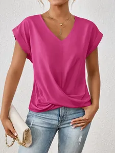 Detailansicht des eleganten fuchsiafarbenen V-Ausschnitt T-Shirts mit Twist-Knoten-Saum
