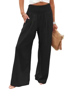 Detailansicht der schwarzen Damen-Baumwollhose mit gesmoktem hohem Bund und weitem Bein