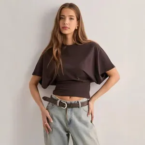 T-shirt corta minimalista marrone scuro da donna con girocollo e vita stretta trendy