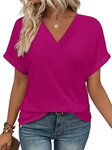 Vooraanzicht van een stijlvolle fuchsia zomerse damestop met V-hals en korte mouwen