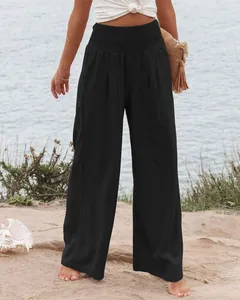 Detailansicht der schwarzen Baumwollhose für Damen mit gesmokter Taille am Strand.
