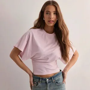 Elegante maglietta rosa pastello a maniche corte con scollo rotondo e maniche drappeggiate