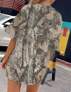 Vue arrière d'un t-shirt unisexe à imprimé camouflage 3D avec motifs de feuilles