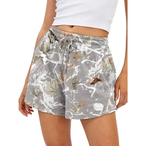 Vue détaillée du short décontracté gris pour femmes avec imprimé feuilles 3D.