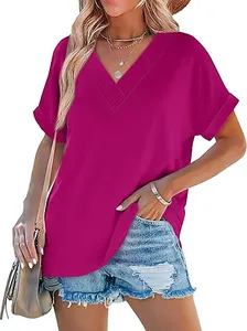 Detail van de fuchsia zomerse top met V-hals en modieuze korte vleermuismouwen
