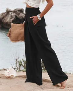 Detailansicht der schwarzen Hose mit hoher Taille und gesmoktem Gummibund.