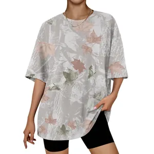 Vue détaillée d'un t-shirt unisexe surdimensionné avec motif imprimé de feuilles de 3D