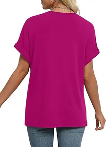 Gedetailleerd achteraanzicht van een fuchsia zomertop voor dames met vleermuismouwen