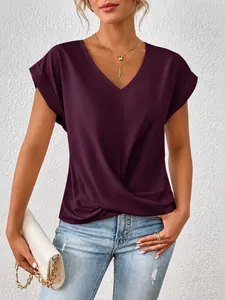 Detail eines burgunderfarbenen T-Shirts mit V-Ausschnitt und elegantem Knotendetail