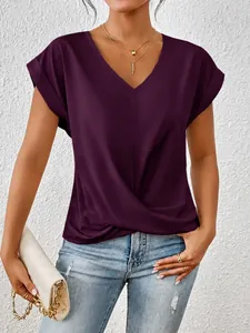 Detail eines burgunderfarbenen T-Shirts mit V-Ausschnitt und elegantem Knotendetail