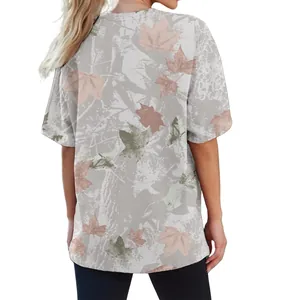 Vue arrière détaillée d'un t-shirt unisexe surdimensionné avec imprimé 3D de feuilles d'érable.