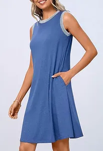 Detail von ärmellosem blauem Sommer-Minikleid mit Streifenbesatz und Taschen