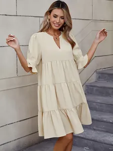 Elegante vestido de verano a capas crema con cuello en V, manga corta y ajuste holgado