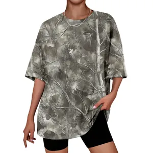 Vue rapprochée de l'imprimé camouflage 3D forêt réaliste sur un t-shirt unisexe ample
