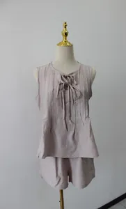 Vue détaillée de l'ensemble de vacances plissé deux pièces avec haut noué sur mannequin
