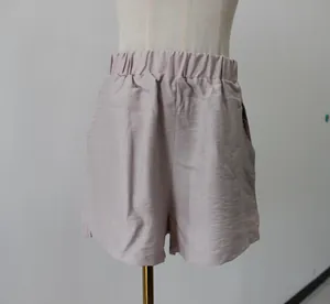 Vue détaillée d'un short de vacances plissé à taille haute mauve sur un mannequin de couture