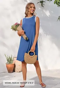 Gesamtansicht eines stilvollen blauen ärmellosen Minikleids mit Angabe der Modellgröße.