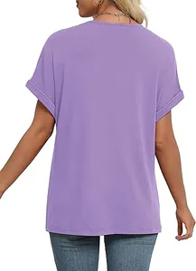 Achteraanzicht van een comfortabele paarse zomertop voor dames met modieuze vleermuismouwen