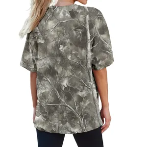 Vue arrière d'un T-shirt à manches courtes avec imprimé camouflage d'arbre 3D gris