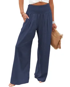 Detailansicht der dunkelblauen Damen-Baumwollhose mit gesmokter Taille und weitem Bein