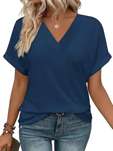 Elegante donkerblauwe damesblouse met V-hals en stijlvolle opgerolde vleermuismouwen voor de zomer