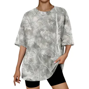 Vue détaillée de l'imprimé camouflage forêt gris sur un t-shirt à col rond de coupe large